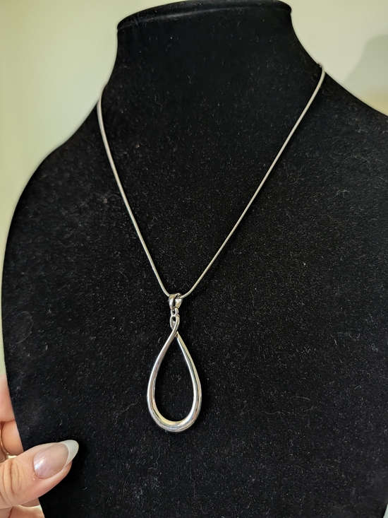 Jewelry - Vintage Silvertone Teardrop Pendant Necklace - Women Jewelry